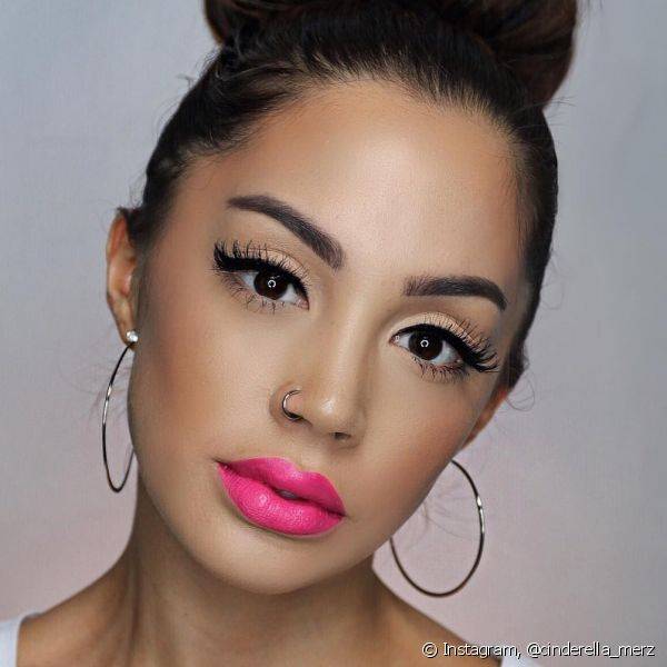 Uma das formas de entrar na tendência é apostar em apenas uma parte do rosto, como os lábios, para exibir o tom de rosa como protagonista (Foto: Instagram @cinderella_merz)
